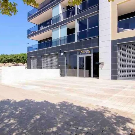 Luxury Apartment/ Sea Views/pool/gym