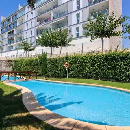 Luxury Apartment/ Sea Views/pool/gym *