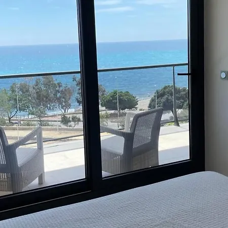 Luxury Apartment/ Sea Views/pool/gym