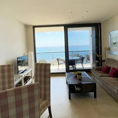 Luxury Apartment/ Sea Views/pool/gym Apartment