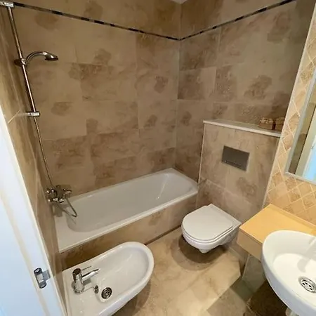 Luxury Apartment/ Sea Views/pool/gym Apartment *