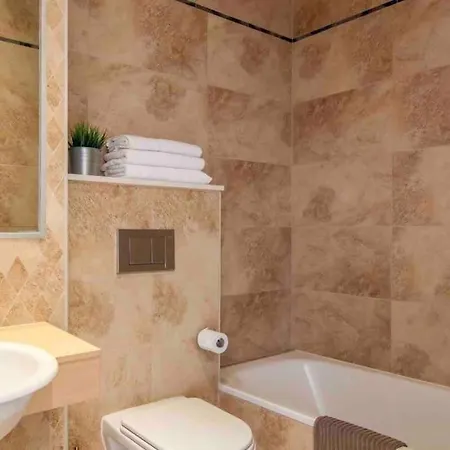 Luxury Apartment/ Sea Views/pool/gym Lägenhet